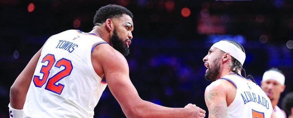 Towns y Alvarado escriben historia en la victoria de los Knicks
