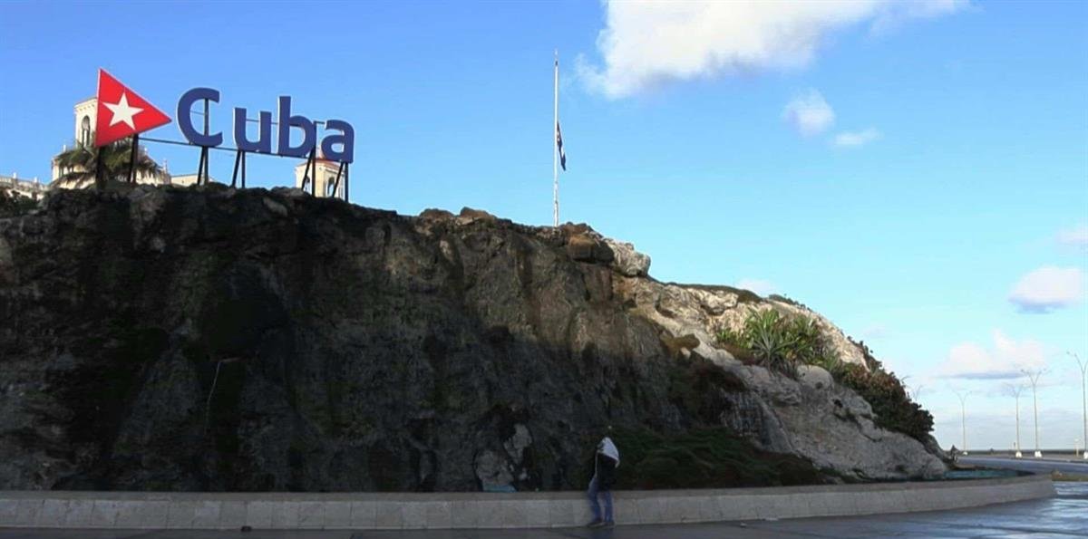 Estados Unidos impondrá aranceles a bienes de países que vendan petróleo a Cuba