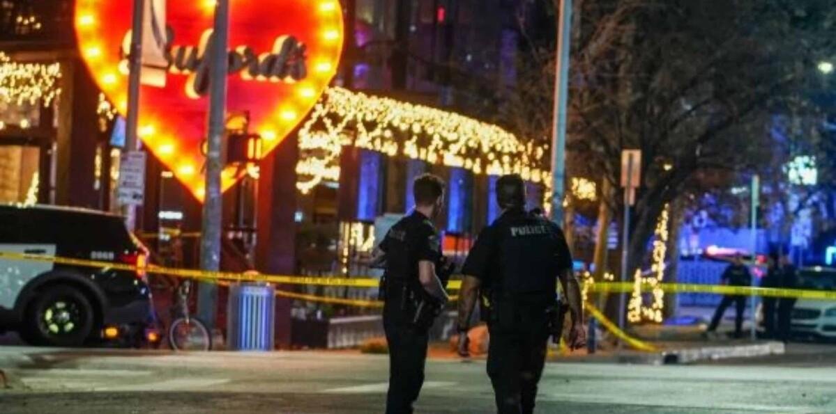 FBI investiga como posible terrorismo tiroteo en bar de Texas que dejó dos muertos y 14 heridos
