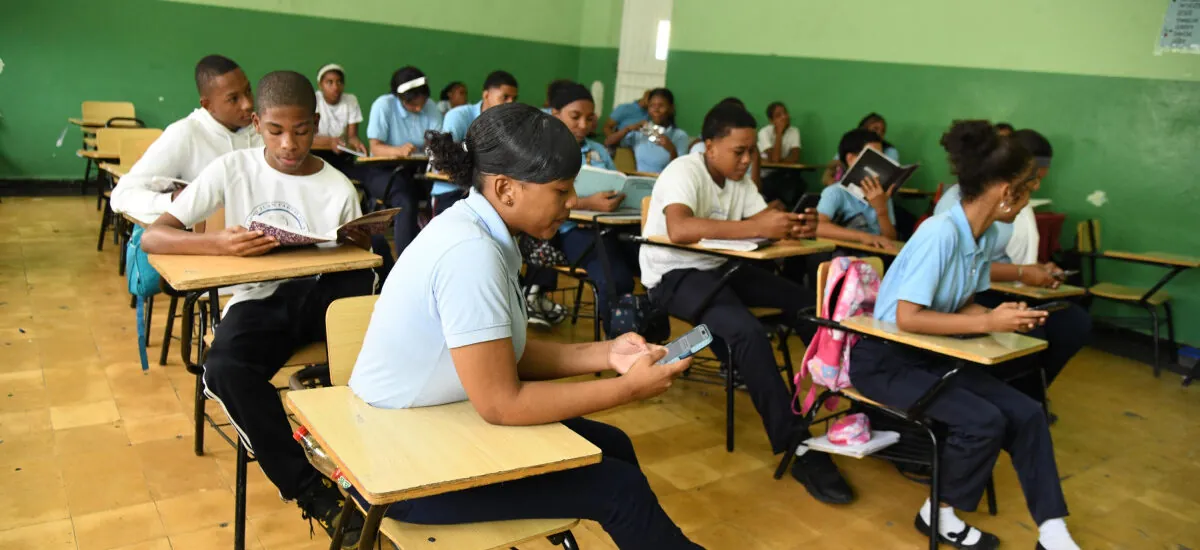 Minerd prohíbe uso de celulares en escuelas y colegios