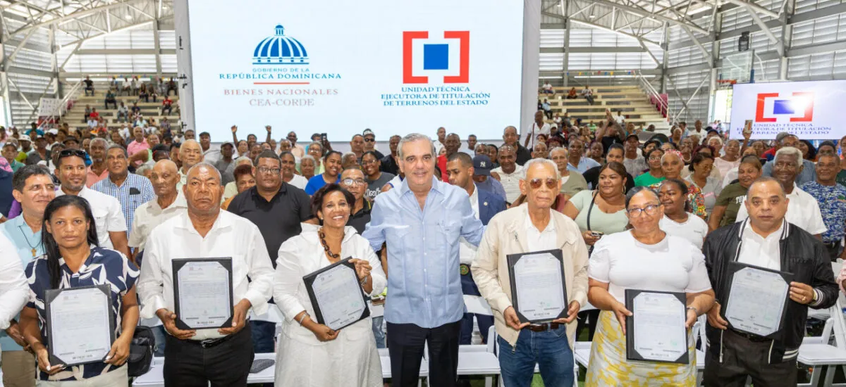 Abinader entrega 2,322 títulos de propiedad en Domingo Savio
