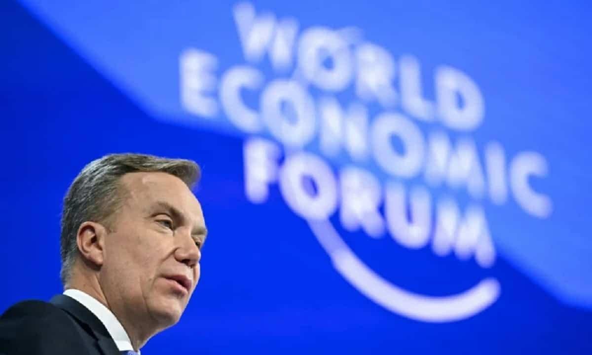 El jefe del Foro de Davos renuncia por sus vínculos con Epstein