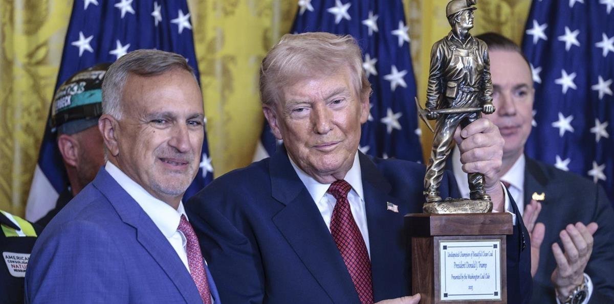 Trump recibe un premio de la industria por ser el "campeón indiscutible del carbón"