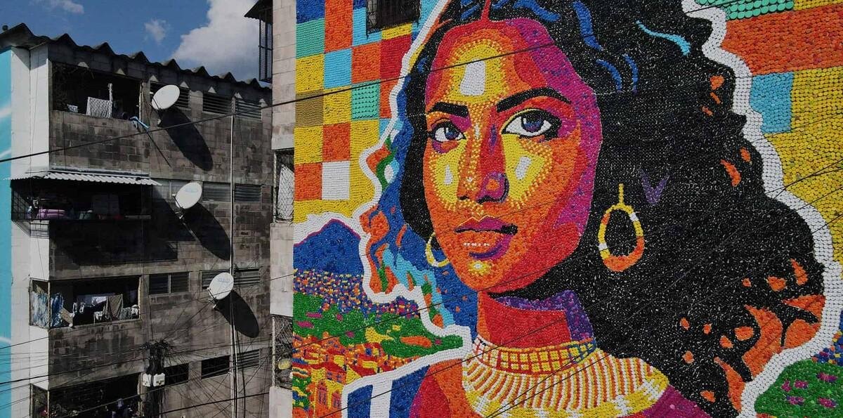 Elaboran una versión de la Gioconda con 100,000 tapas de plástico en El Salvador