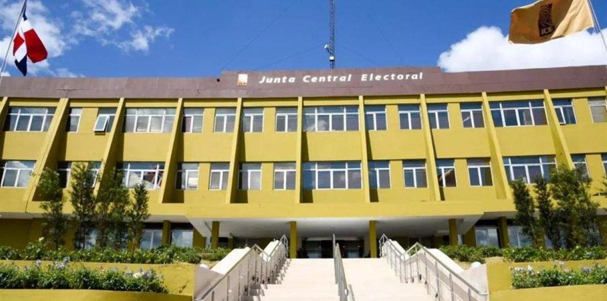 Demora de JCE en cambio nombres afecta ciudadanos