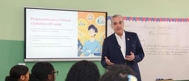 Luis Abinader imparte clase de Moral y Cívica en un liceo