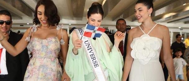 A ritmo de merengue, abrazos y besos, RD recibe a la Miss Universo Fátima Bosch