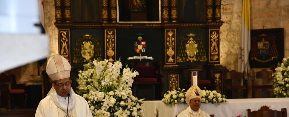 Morel Diplán pide por los enfermos y dice la salud es un don de Dios, no un producto del mercado