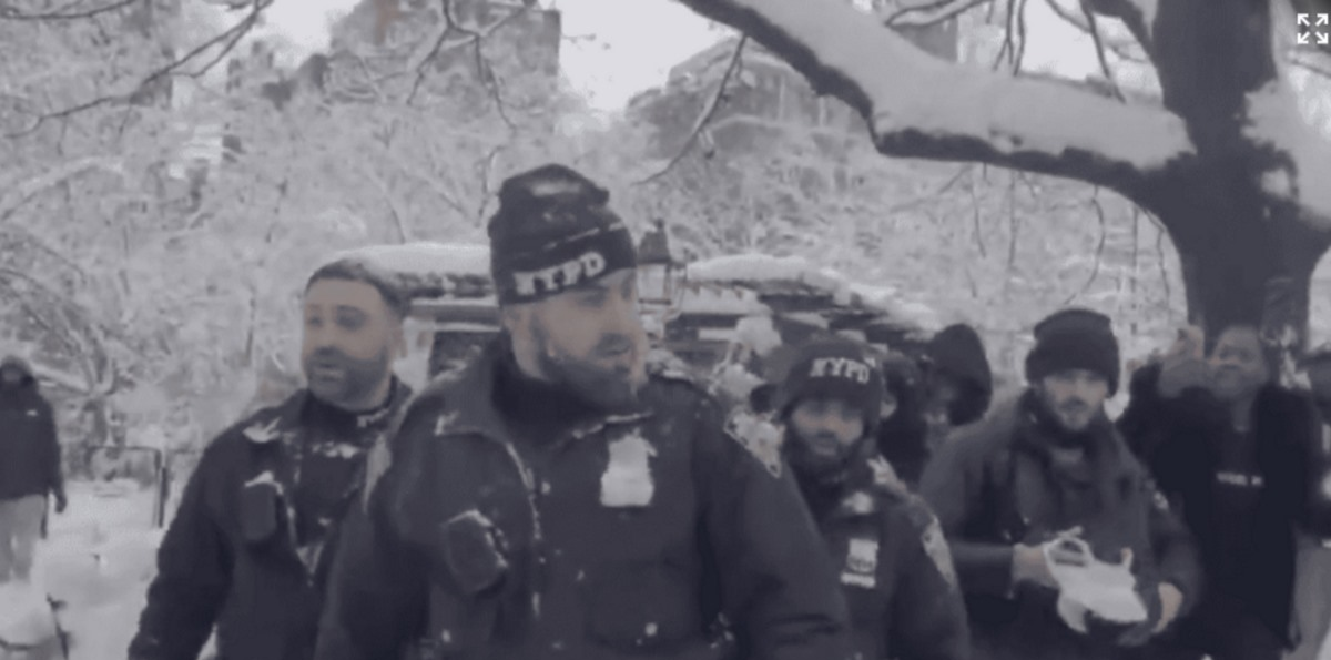 Buscan a cuatro sospechosos por ataque con bolas de nieve a policías en Washington Square