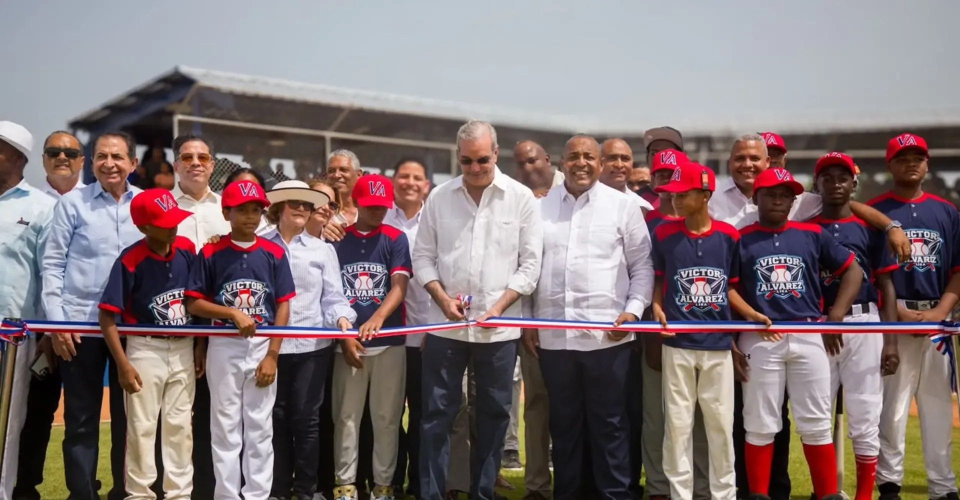Abinader inaugura campo de béisbol Nelson Mateo en Pizarrete, Peravia