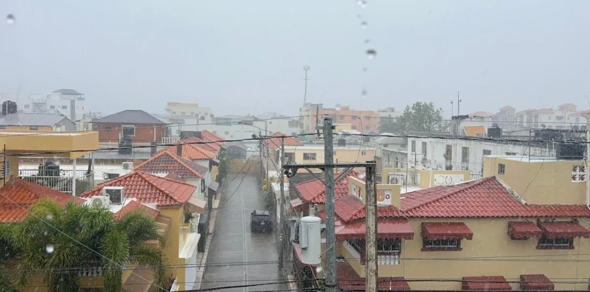 Día caluroso y despejado; onda tropical traerá lluvias esta noche