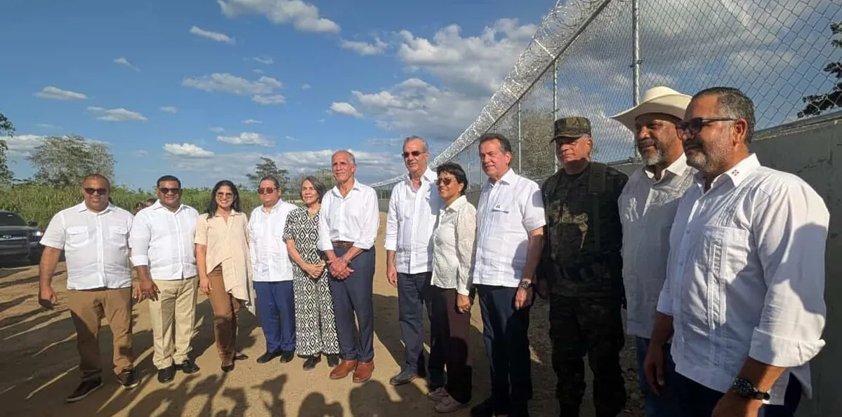 Abinader exhibe frontera militarizada ante presidente de Honduras