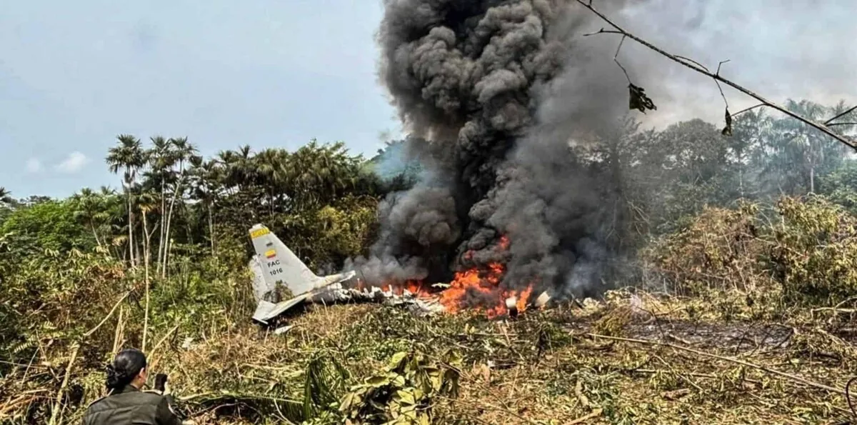 Aumentan a ocho los muertos por accidente de un avión militar en Colombia