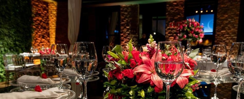 ¿Cómo debemos comportarnos en la mesa? Qué hacer y qué evitar, antes de iniciar la comida