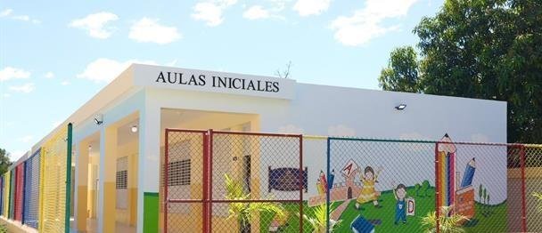 Abinader inaugura techado de cancha y nuevas aulas en escuela en Dajabón