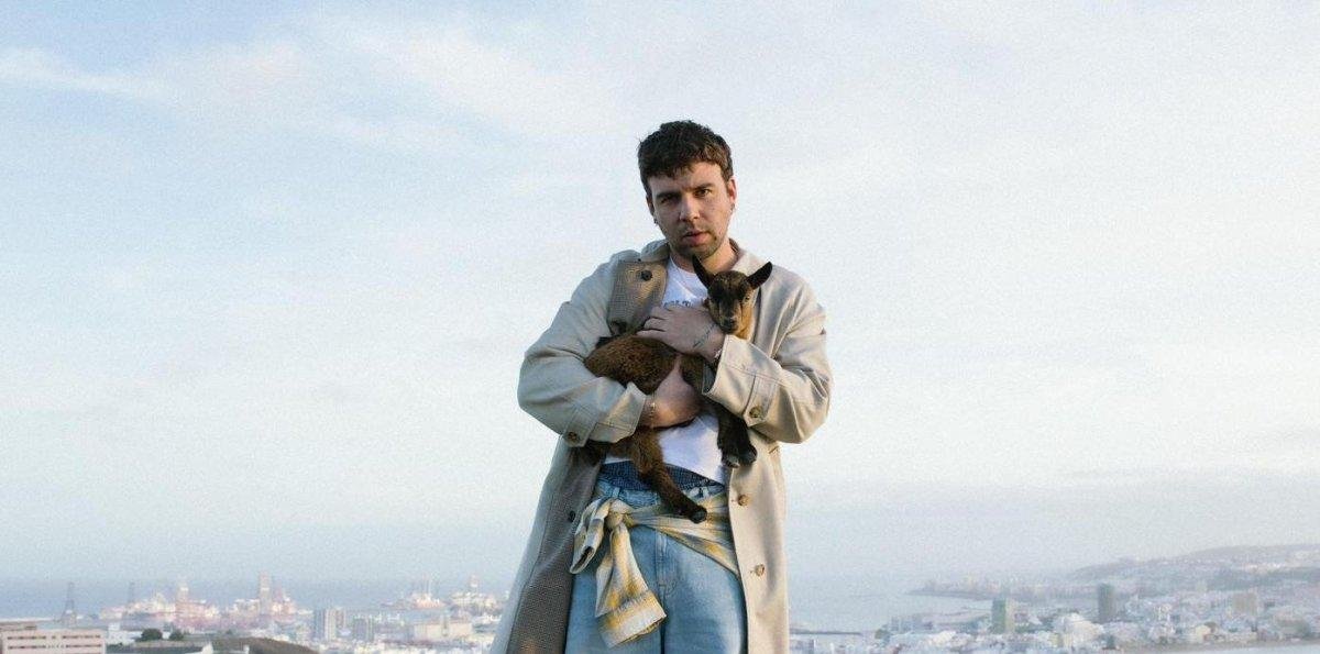 Quevedo presenta “Ni borracho”, un himno festivo con el que visibiliza sus raíces