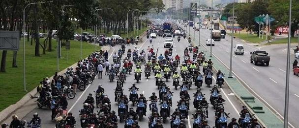 Transportistas chavistas salen en caravana por Caracas para pedir la libertad de Maduro