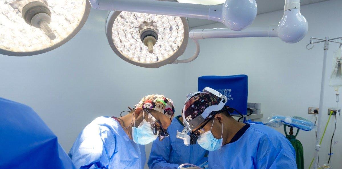 Tres neurocirujanos jóvenes realizan cirugía cerebral despierta y hacen historia en RD
