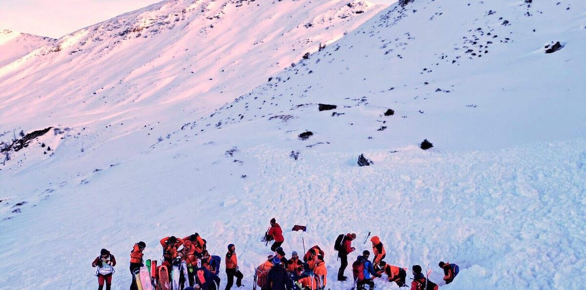 Hallan muertos a ocho esquiadores desaparecidos en avalancha en California