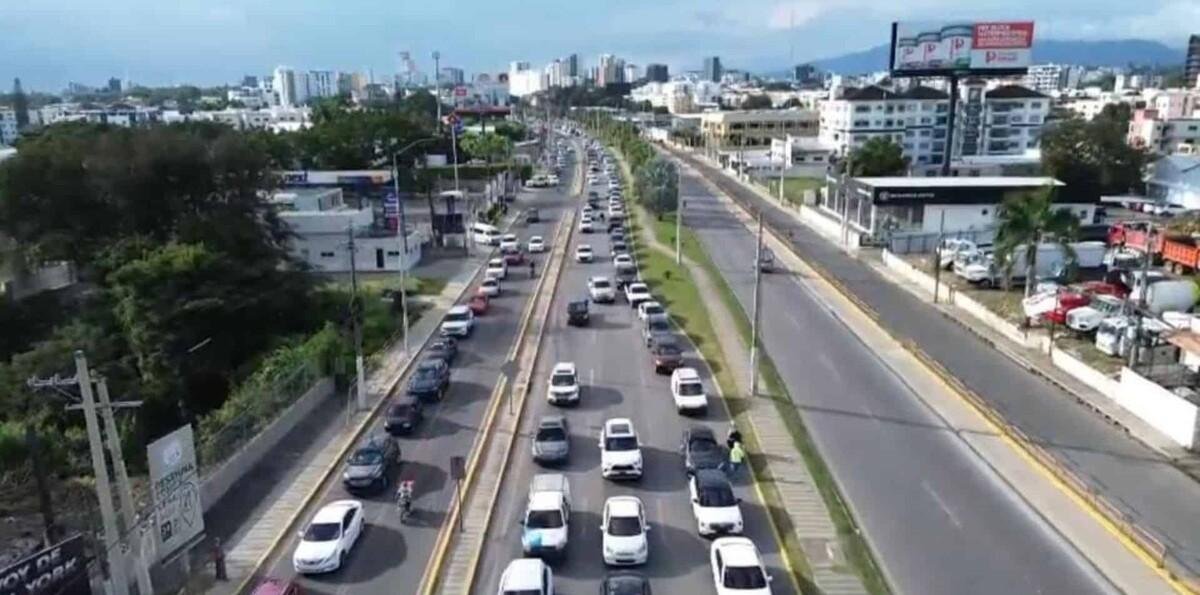 Anuncian cambio vial en la marginal sur de la avenida Monumental en Santiago