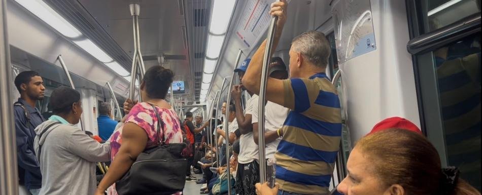 Usuarios del Metro de Los Alcarrizos aplauden ante la salida del primer vagón