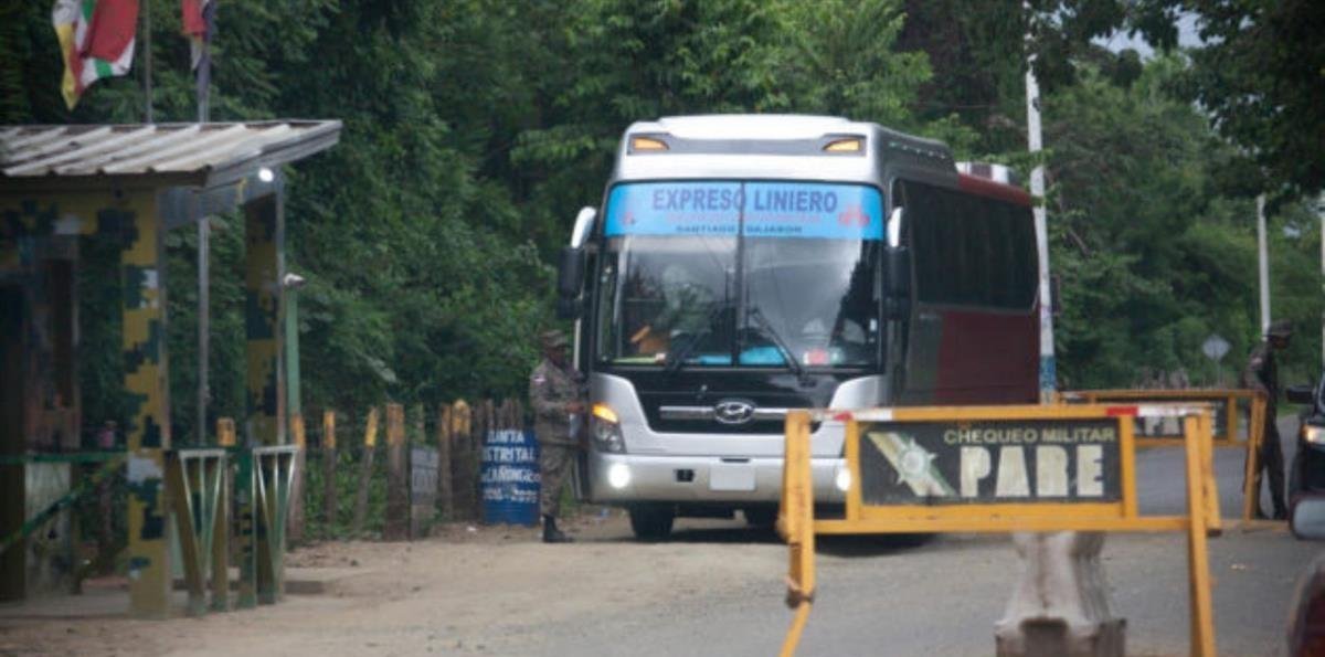 Transportistas denuncian paralización de unidades en operativo migratorio entre Santiago y Dajabón