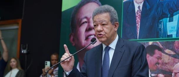 Leonel Fernández retoma agenda de juramentaciones de nuevos miembros de la FP