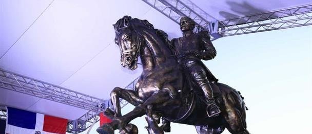 Duarte a caballo: develan primera estatua ecuestre del prócer que evoca liderazgo y vocación militar