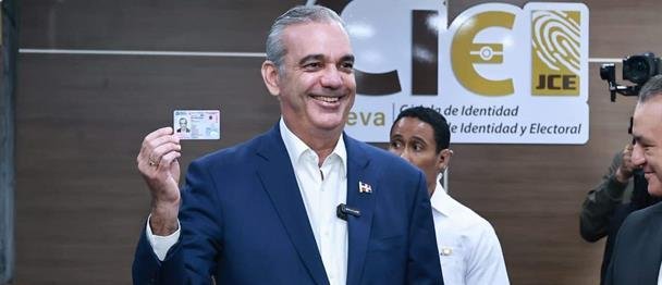 El proceso de 13 minutos que siguió el presidente Abinader para renovar su cédula