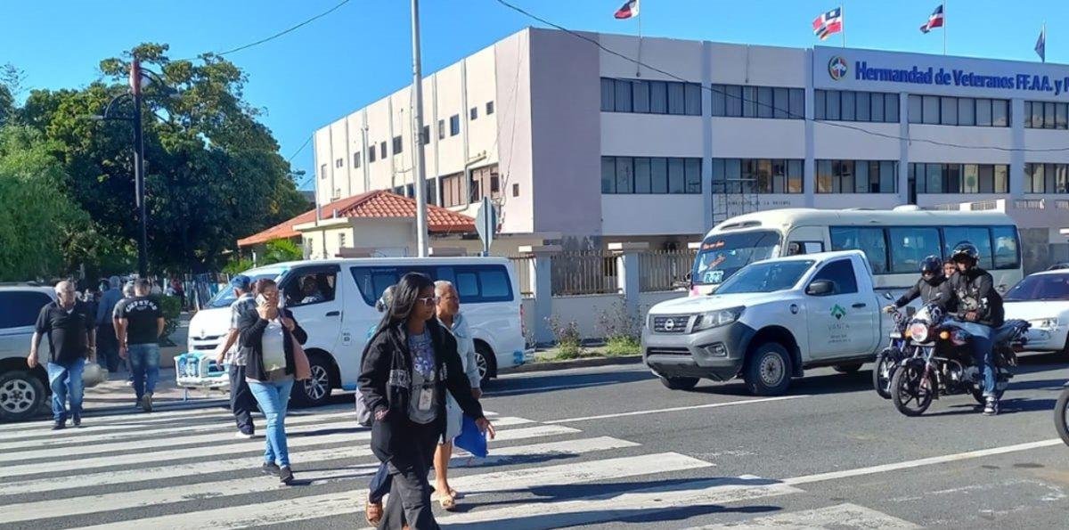 Peligro acecha cada día a decenas cruzan tramo de la Kennedy