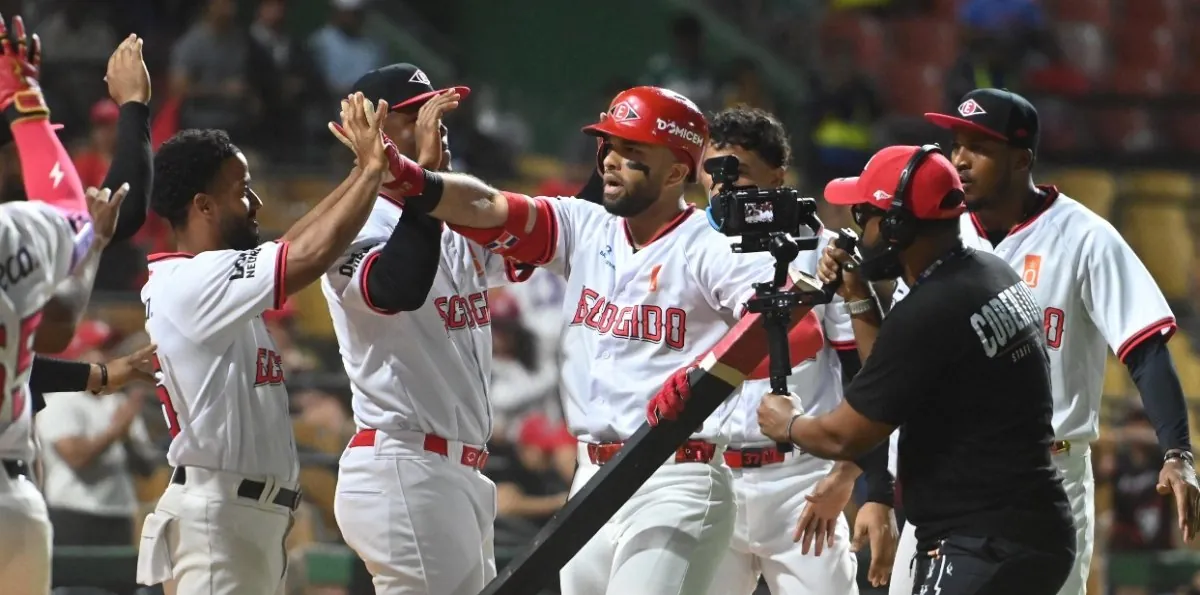 Escogido gana su primero; Licey aplasta a los Gigantes