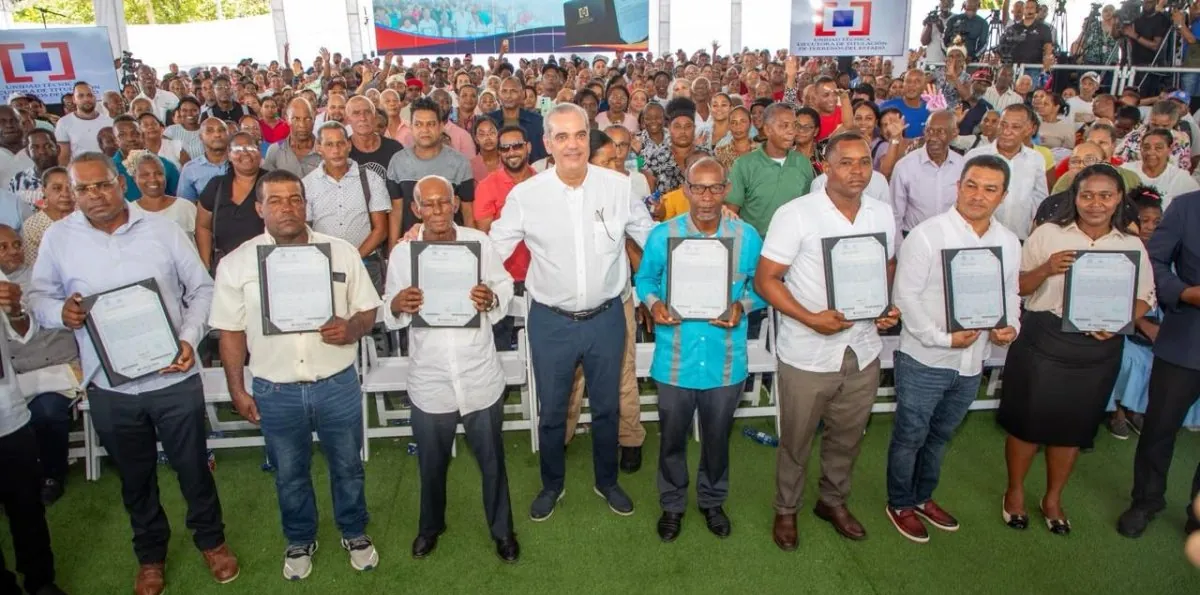 Luis Abinader entrega 1,750 títulos de propiedad en Los Alcarrizos