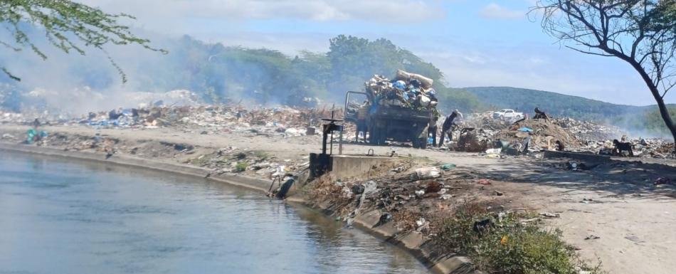 El canal Marcos A. Cabral sigue convertido en basurero