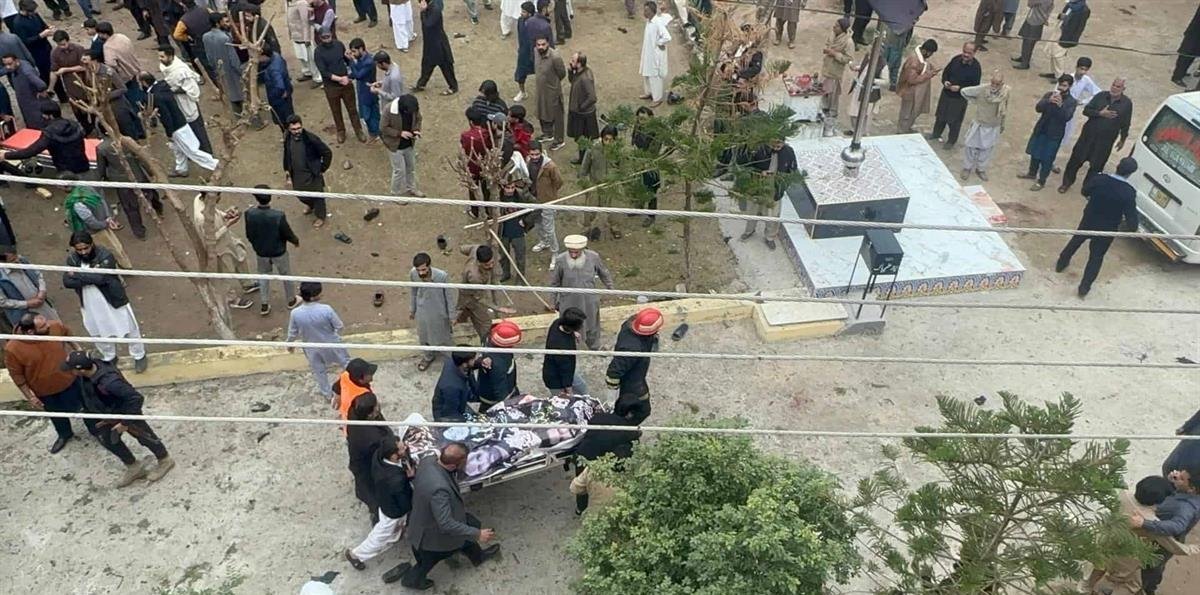 Al menos 31 muertos y 169 heridos en atentado suicida contra mezquita chiíta en Pakistán