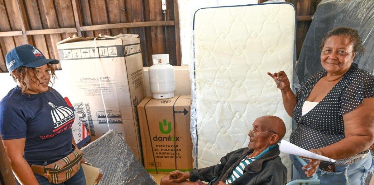 De dormir en el suelo a tener un hogar completo: familias reciben casas amuebladas