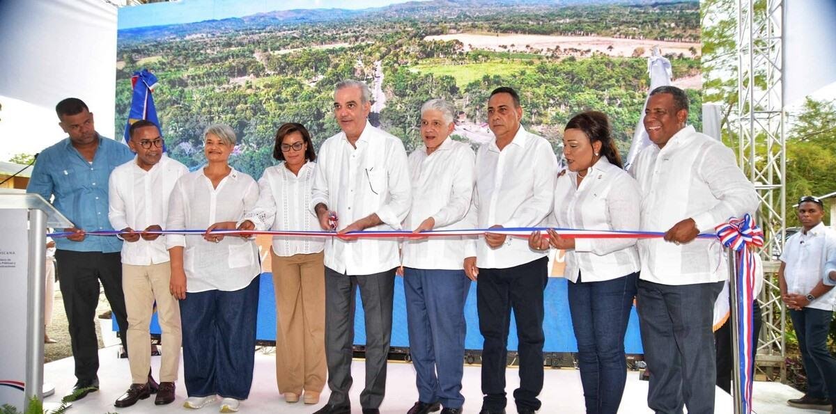 Presidente Abinader inaugura carretera Bayaguana-El Puerto en Monte Plata