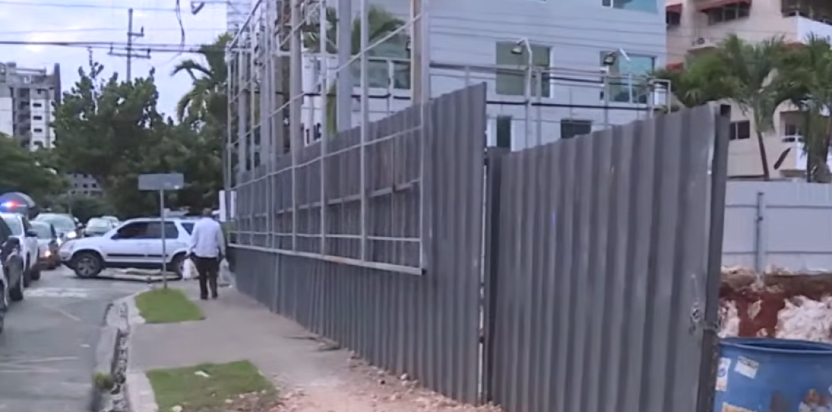 Riesgo latente en Naco: moradores denuncian peligro en plena vía pública