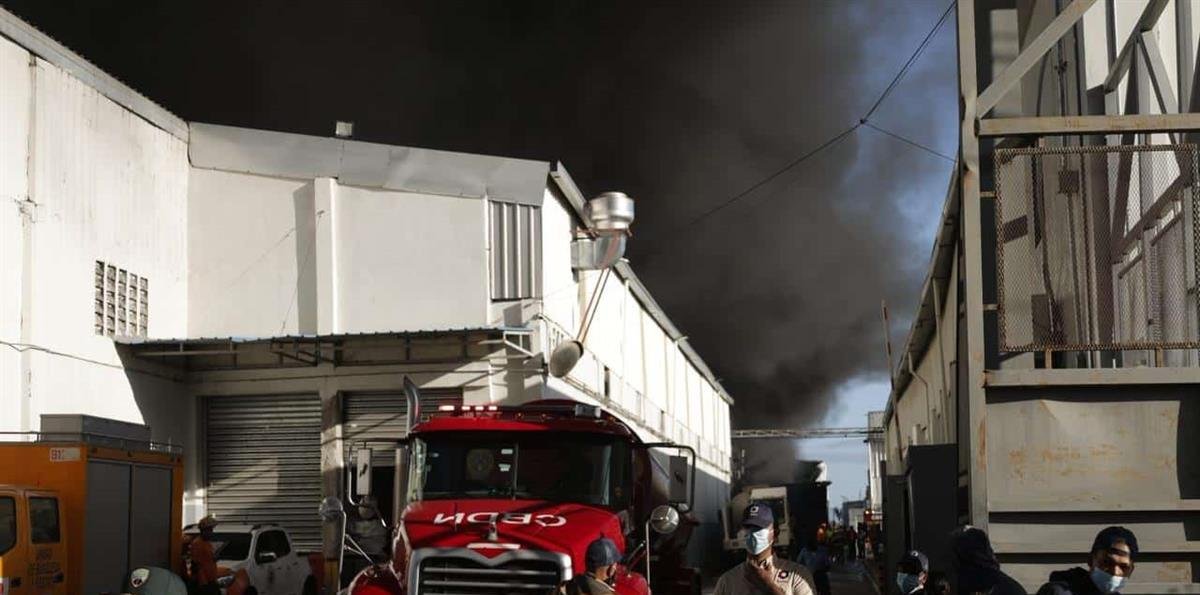 Incendio en fábrica de plásticos en Haina continúa activo; bomberos mantienen fuego confinado
