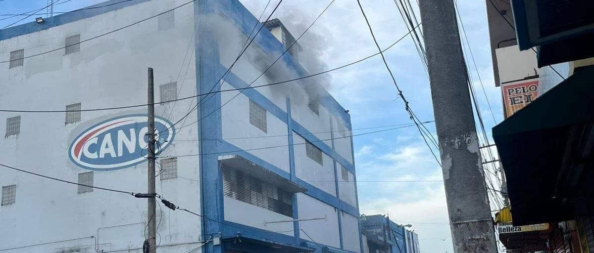 Incendio afecta edificio de Almacenes Garrido en la avenida Duarte