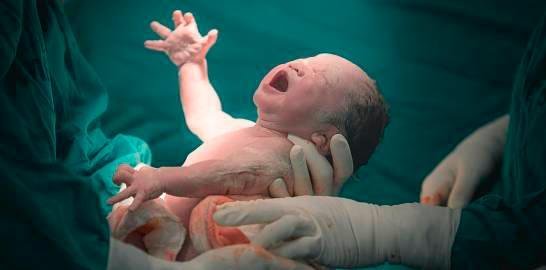 Protesta de comadronas en Atenas contra prohibición de asistir partos sin supervisión de un médico