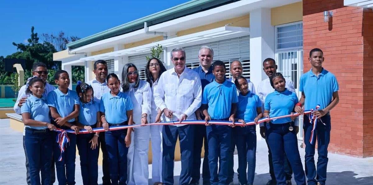 Azua recibe 70 nuevas aulas en un día con la inauguración de tres centros educativos