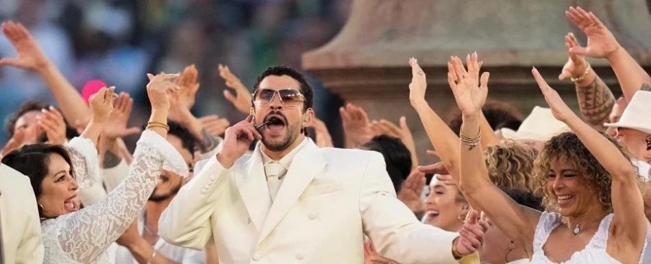 Bad Bunny, "con sazón, batería y reguetón" brilla en el Super Bowl