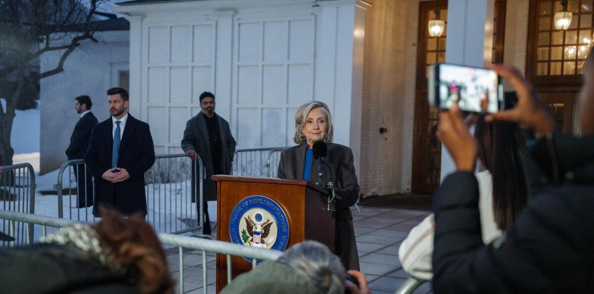 Hillary Clinton dice que su marido no sabía nada de los crímenes de Epstein tras prestar testimonio