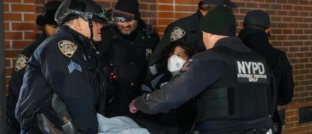 Casi 70 detenidos en protesta en hotel de Nueva York señalado por alojar fuerza migratoria