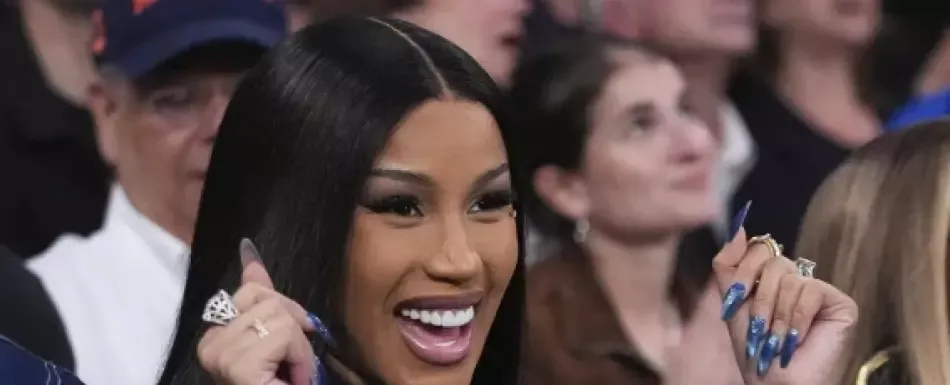 Cardi B es la favorita para acompañar a Bad Bunny en el Super Bowl, según encuesta de aficionados