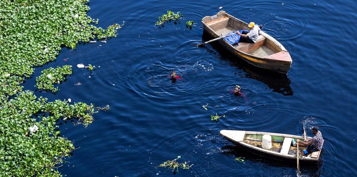 Cinco buzos participan en búsqueda de motorista que cayó al río Isabela durante accidente