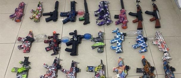 La policía detiene a jóvenes en La Romana por desorden público con pistolas de hidrogel