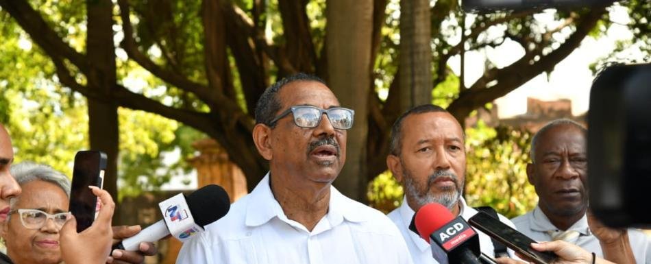 Exigen respeto a la ley y salarios dignos durante ofrenda floral por el mes de la Patria