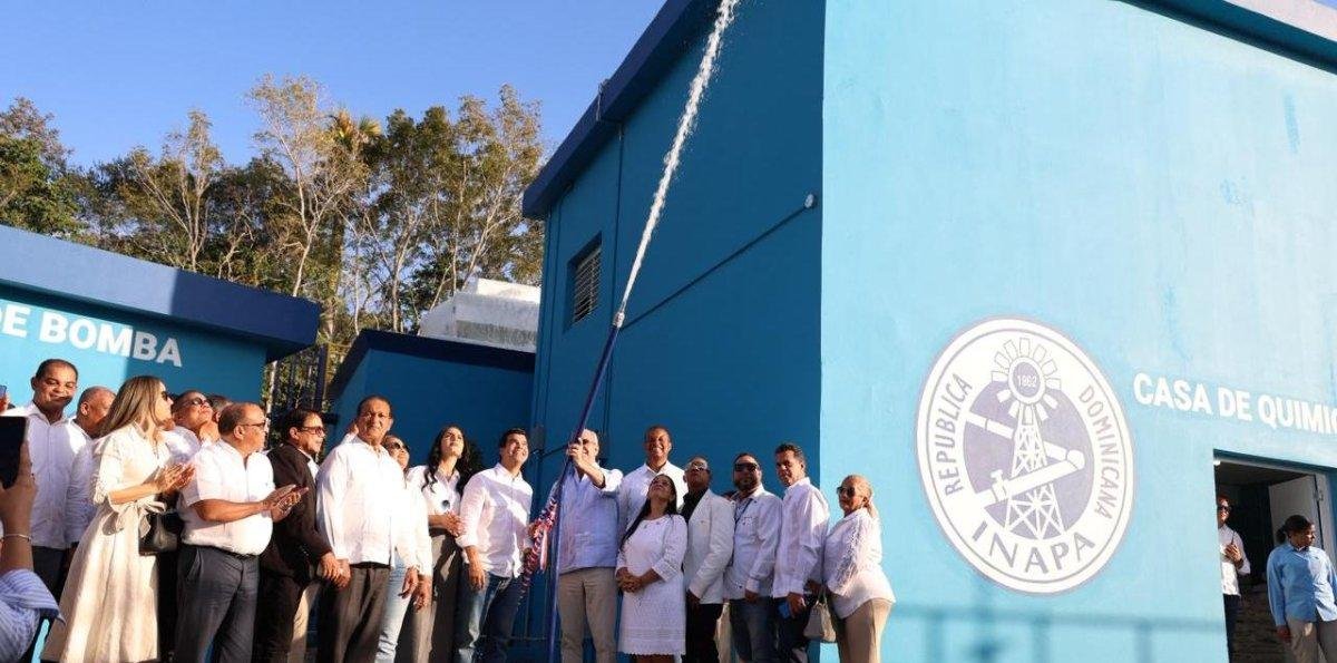 Luis Abinader y Wellington Arnaud, inauguran acueducto de Monción