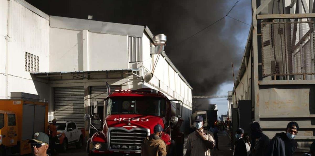 Evacúan a tiempo empleados tras incendio en fábrica de plásticos en Haina; no se reportan afectados